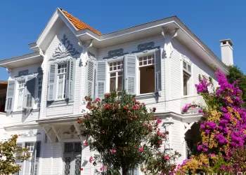 Büyükada’da Hangi Ünlülerin Evi Var? Tarihi Köşkleri Keşfet